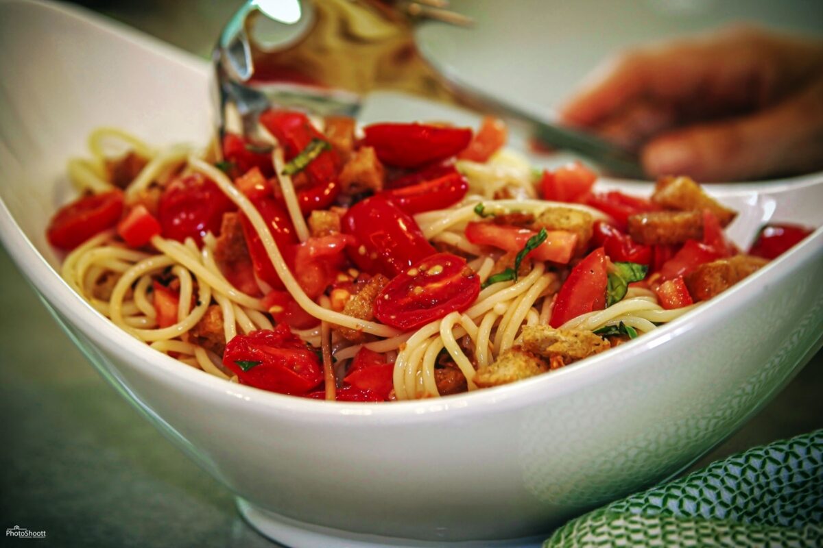 Spaghetti with tomato sauce and fresh basil